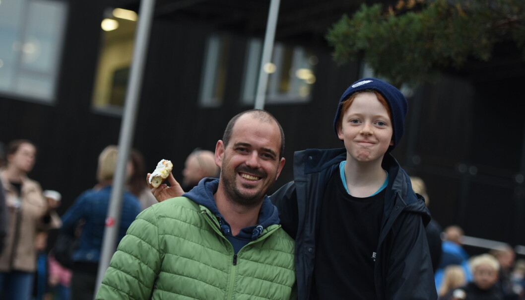 Andreas Holmen Olsen (8) og pappa Martin er superhappy med ny skole for alle barna på Hvaler. Andreas har fått nye venner, spiller fotball i friminuttene med venner fra G8-laget til Hvaler IL, og får leksehjelp på skolen. Andreas Holmen Olsen (8) og pappa Martin er superhappy med ny skole for alle barna på Hvaler. Andreas har fått nye venner, spiller fotball i friminuttene med venner fra G8-laget til Hvaler IL, og får leksehjelp på skolen.