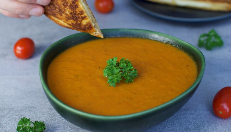 Høst er tid for suppe, mener TikTok-August. Her lager han en deilig tomatsuppe. Til det spiser han ostesmørbrød.