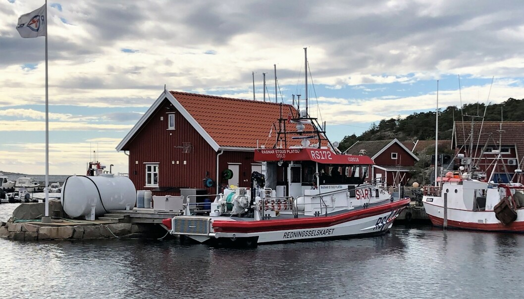 Hvalers store stolthet duver ved bryggekanten i Skjærhalden. Nå har den fått navnet Ragnar Stoud Platou. Hvalers store stolthet duver ved bryggekanten i Skjærhalden. Nå har den fått navnet Ragnar Stoud Platou.