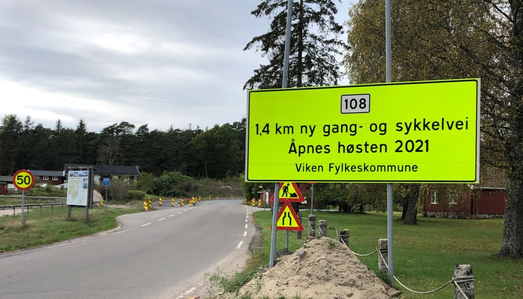 Skiltet som forteller deg at gang- og sykkelveien på Kirkøy skal åpne denne høsten, lurer deg. Gang- og sykkelveien åpner nemlig ikke før til våren. Skiltet som forteller deg at gang- og sykkelveien på Kirkøy skal åpne denne høsten, lurer deg. Gang- og sykkelveien åpner nemlig ikke før til våren.