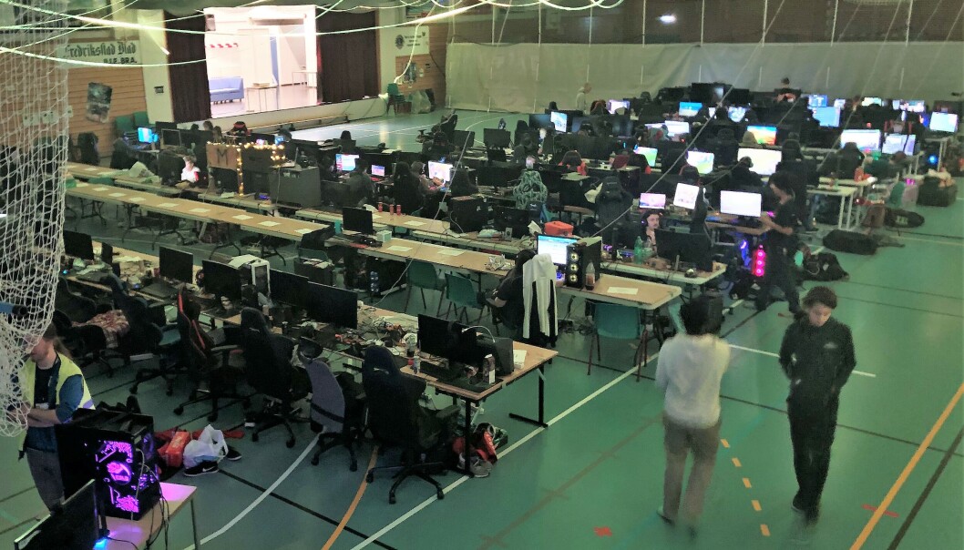 Arrangørene av LANmine har rigget 172 plasser for gaming i Hvalerhallen. Arrangørene av LANmine har rigget 172 plasser for gaming i Hvalerhallen.