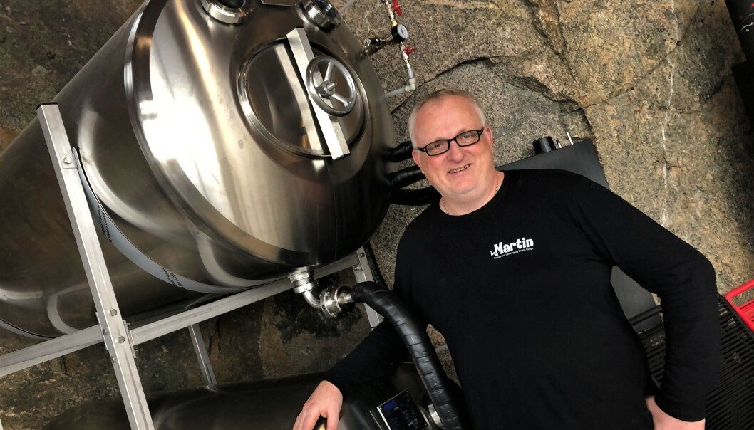 Martin Christensen opplyser at den ene tusenliterstanken med øl gikk tom etter tre dagers drift i juli. – Det tok helt av, sier han. Martin Christensen opplyser at den ene tusenliterstanken med øl gikk tom etter tre dagers drift i juli. – Det tok helt av, sier han.