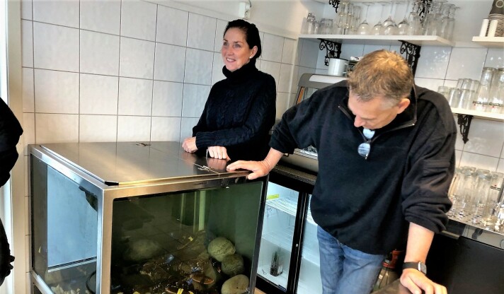 Thoralf og kona Gro dreier og driver Skjærhalden Fiskemottak, i tillegg til Big Fish i sentrum av Skjærhalden. – Vi ønsket råvaretilgang til restauranten, sier Thoralf. Thoralf og kona Gro dreier og driver Skjærhalden Fiskemottak, i tillegg til Big Fish i sentrum av Skjærhalden. – Vi ønsket råvaretilgang til restauranten, sier Thoralf.