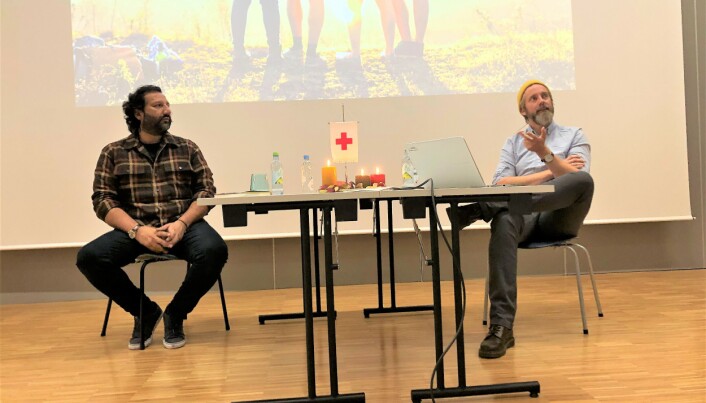 Kadafi Zaman og Erik Kruse oppfordret både foreldre, skole og kommune om å snakke med ungdommene og terroren på Utøya, samt å besøke øya i Tyrifjorden. Kadafi Zaman og Erik Kruse oppfordret både foreldre, skole og kommune om å snakke med ungdommene og terroren på Utøya, samt å besøke øya i Tyrifjorden.