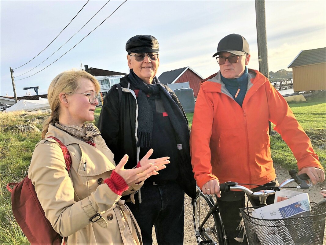 Ordfører Mona Vauger er enig med Herføl Vel om å begrense bilkjøringen på øya, og gjøre det mer interessant å parkere bilen på Skjærhalden. Rimeligere priser og skilting skal sørge for å begrense trafikken på Herføl og Søndre Sandøy. Her er ordføreren i dialog med Ole-Erik Yrvin og Bjørn Marthinsen. Marthinsen er leder i Herføl Vel. Ordfører Mona Vauger er enig med Herføl Vel om å begrense bilkjøringen på øya, og gjøre det mer interessant å parkere bilen på Skjærhalden. Rimeligere priser og skilting skal sørge for å begrense trafikken på Herføl og Søndre Sandøy. Her er ordføreren i dialog med Ole-Erik Yrvin og Bjørn Marthinsen. Marthinsen er leder i Herføl Vel.