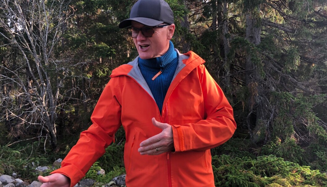 Bjørn Marthinsen er leder av Herføl Vel. Han mener det må settes en stopper for at øyhoppere, teltturister og folk som ikke har helt nødvendige ærend, skal ta med seg bilen til Herføl. Bjørn Marthinsen er leder av Herføl Vel. Han mener det må settes en stopper for at øyhoppere, teltturister og folk som ikke har helt nødvendige ærend, skal ta med seg bilen til Herføl.