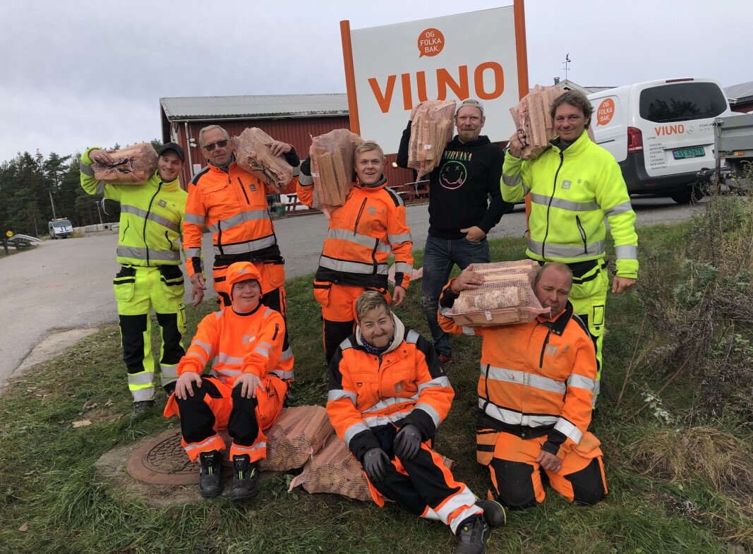 Denne gjengen fra Viuno har jobbet så svetten har silt i hele høst. Nå venter de på en ny forsyning av småsekker med bjørkeved fra Baltikum. bak fra venstre ser vi Remi LIndberg (arbeidsleder), Roar Jensen, Lucas Skår, Thor Egil Jensen og Thomas Johansen (arbeidsleder). Foran sitter Viktor Broske, Aleksander Bekkevik og Svein Åge Iversen. Denne gjengen fra Viuno har jobbet så svetten har silt i hele høst. Nå venter de på en ny forsyning av småsekker med bjørkeved fra Baltikum. bak fra venstre ser vi Remi LIndberg (arbeidsleder), Roar Jensen, Lucas Skår, Thor Egil Jensen og Thomas Johansen (arbeidsleder). Foran sitter Viktor Broske, Aleksander Bekkevik og Svein Åge Iversen.