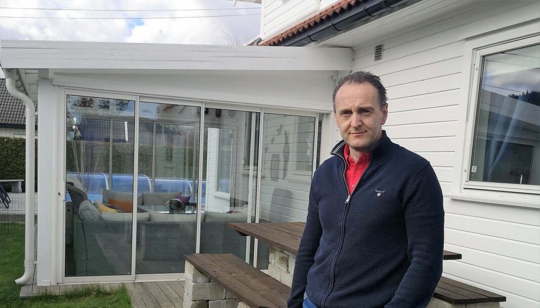 Markedskoordinator i Grønt Fokus, Thore Fossheim, foran sin egen hagestue. Denne er bygget inntil egen bolig, og dermed måtte Fossheim sende en forenklet byggesøknad til kommunen, i tillegg til å sende nabovarsel til gjeldende naboer. Årsaken er at en fasadepåkoblet hagestue regnes som fasadeendring av boligen. Hagestuen skal også regnes med i det som betraktes som bebygd areal, med tanke på utnyttelsesgrad. Markedskoordinator i Grønt Fokus, Thore Fossheim, foran sin egen hagestue. Denne er bygget inntil egen bolig, og dermed måtte Fossheim sende en forenklet byggesøknad til kommunen, i tillegg til å sende nabovarsel til gjeldende naboer. Årsaken er at en fasadepåkoblet hagestue regnes som fasadeendring av boligen. Hagestuen skal også regnes med i det som betraktes som bebygd areal, med tanke på utnyttelsesgrad.