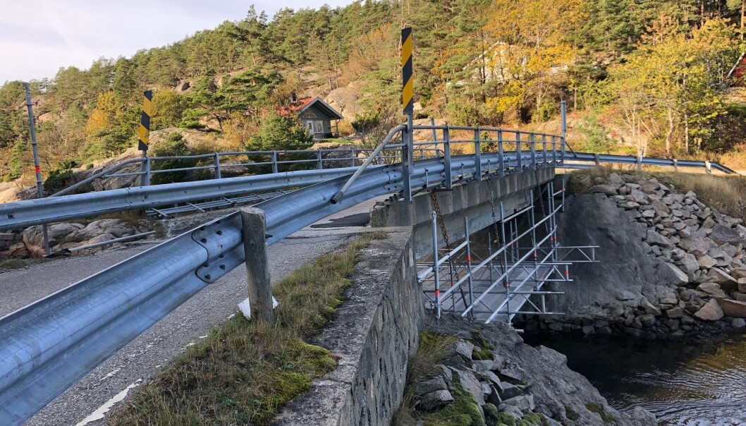 Hvalsund bru stenges fore netter på grunn av vedlikeholdsarbeid. Utrykningskjøretøy kan passere. Hvalsund bru stenges fore netter på grunn av vedlikeholdsarbeid. Utrykningskjøretøy kan passere.