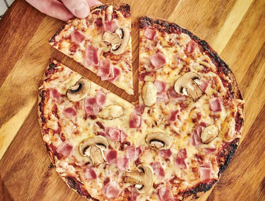 Tortillalefse er snadder som bunn på en pizza med valgfri fyll. Tortillalefse er snadder som bunn på en pizza med valgfri fyll.