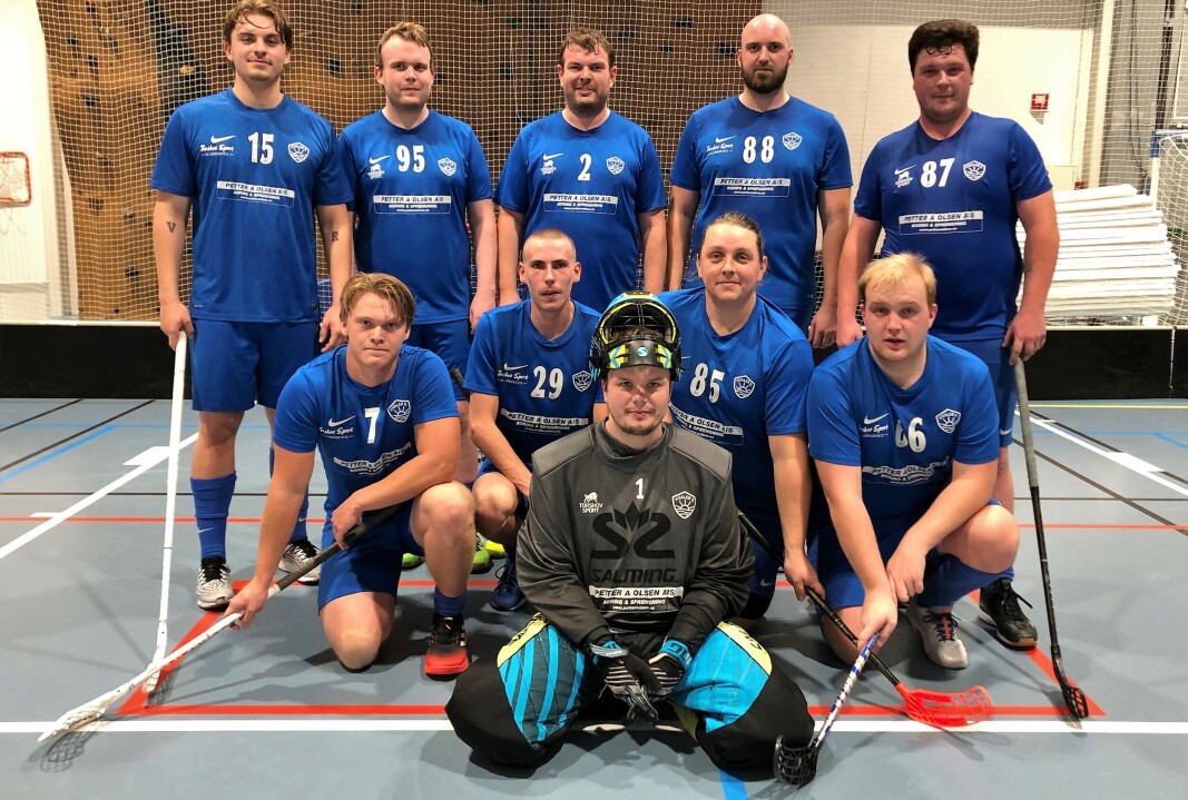 Hvalers A-lag i innebandy: Bak fra venstre: Jonas Vollsund, Jørgen Kjenne, Fredrik Kjenne, Erik Johansen og Aleksander Bertelsen. Foran fra venstre: Birger Fredriksen, Fredrik Nilsson, Peter Westreng og Markus Skjelbred. Helt foran: Målvakt Jonas Helminsen. IKke til stede: Mathias Harridsleff. Hvalers A-lag i innebandy: Bak fra venstre: Jonas Vollsund, Jørgen Kjenne, Fredrik Kjenne, Erik Johansen og Aleksander Bertelsen. Foran fra venstre: Birger Fredriksen, Fredrik Nilsson, Peter Westreng og Markus Skjelbred. Helt foran: Målvakt Jonas Helminsen. IKke til stede: Mathias Harridsleff.
