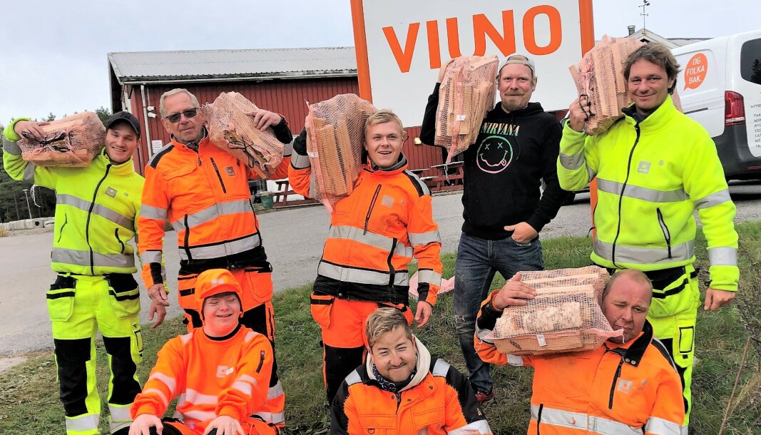 Nå blir det nok å gjøre for gutta på Viuno. I løpet av uka kommer det et trailerlass med 1700 småsekker bjørkeved. Nå blir det nok å gjøre for gutta på Viuno. I løpet av uka kommer det et trailerlass med 1700 småsekker bjørkeved.