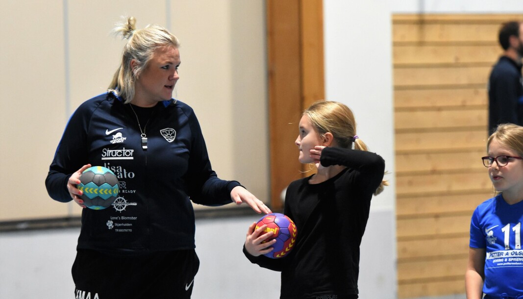Karen Marie Aanonsen er trener for 2012-laget, og leder av håndballgruppa. Her instruerer hun Milla Fagerås og og Moa Sofie Sortland-Hansen på trening. Karen Marie Aanonsen er trener for 2012-laget, og leder av håndballgruppa. Her instruerer hun Milla Fagerås og og Moa Sofie Sortland-Hansen på trening.