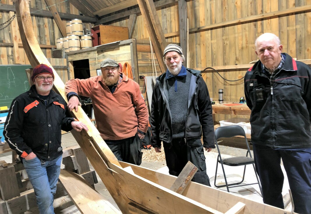 Paul Henriksen (til venstre) mener båtbyggerne Andreas Pagander, Gunnar Eldjarn og Thor Ivar Olsen fyller et hull i Hvaler-historien når de nå bygger en losskøyte anno 1860.