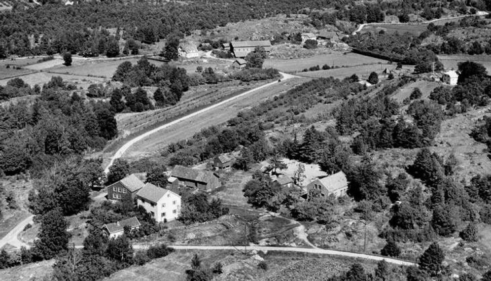Flyfoto av Brekke skole fra 1957.