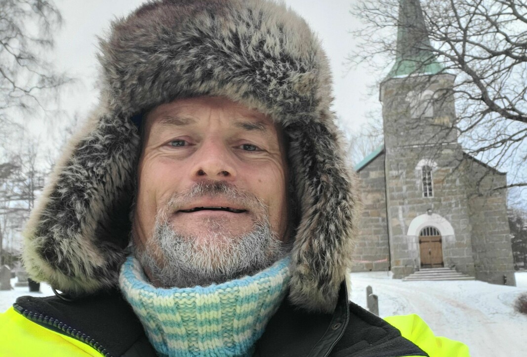 Kirkeverge Jan Heier opplyser at ingen skal behøve å fryse i Hvaler kirke og Spjærøy kirke i desember, men anbefaler likevel folk å kle seg godt under kirkebesøk.