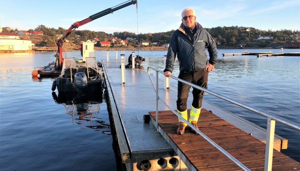 Erik Nordum viser oss den nye brygga som nå er på plass i den ytre delen av Skjærhalden gjestehavn. Nå er også utriggerne på plass. Den nye brygga har 18 båtplassen, med båter opp til fire meters bredde.