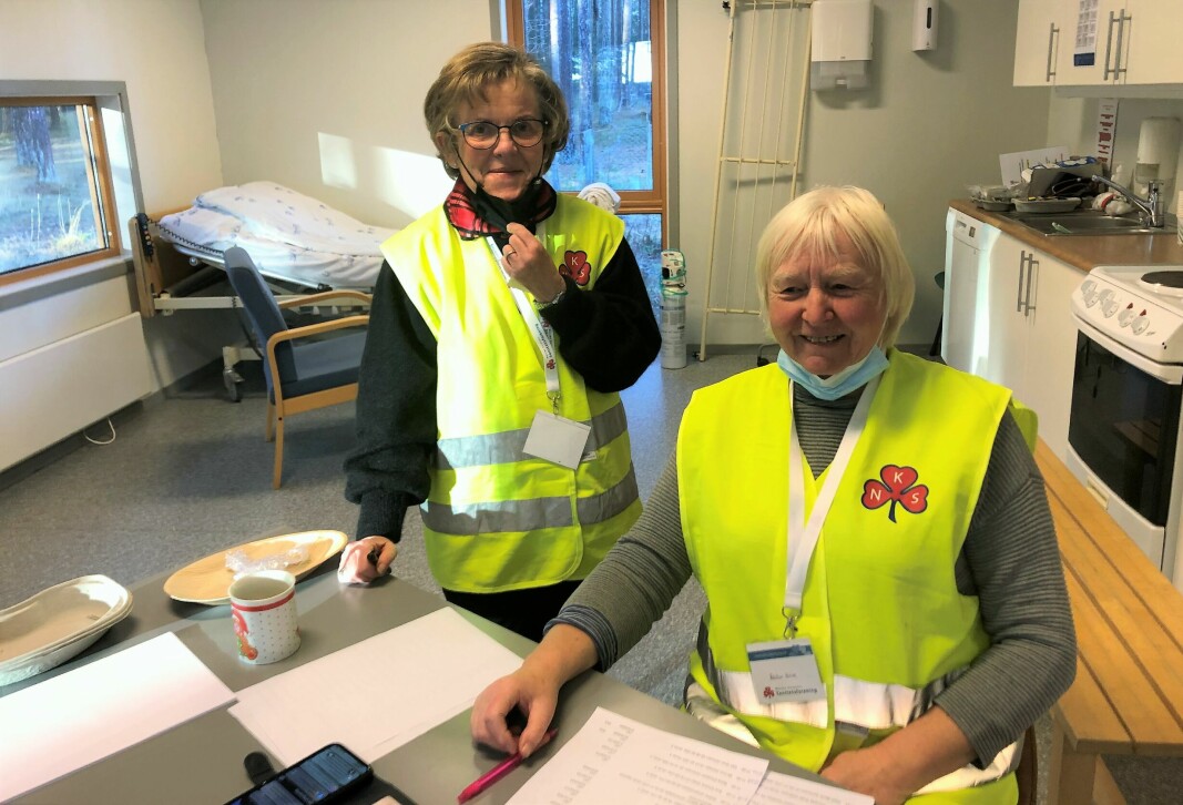 Sanitetskvinnene har bidratt med tusenvis av frivillige arbeidstimer for innbyggerne i Hvaler kommune. Her Lisbeth Magnussen og Reidun Karlsen.
