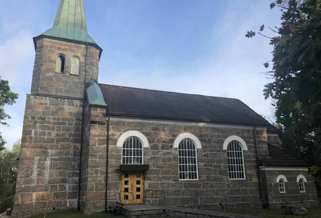 Det vil li gjennomført tre gudstjenester i Spjærøy kirke på julaften, men får å kunne komme inn må de melde deg på digitalt i løpet av lille julaften.