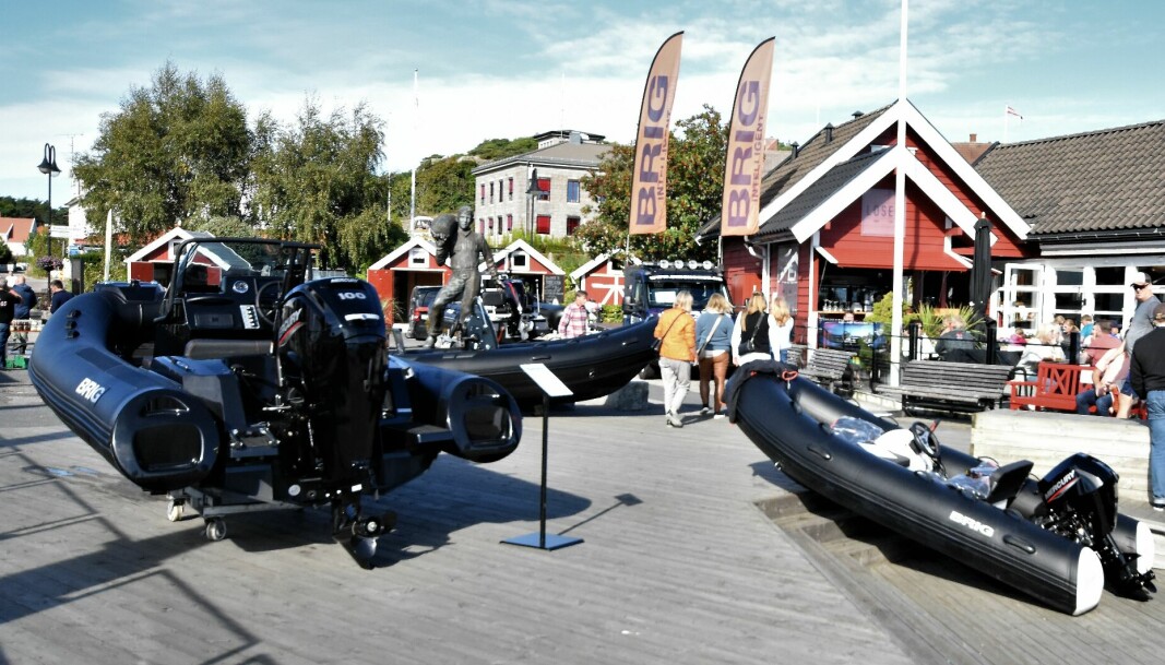 Skjærhalden Marina hadde utstilling av nye båter på torget i september.