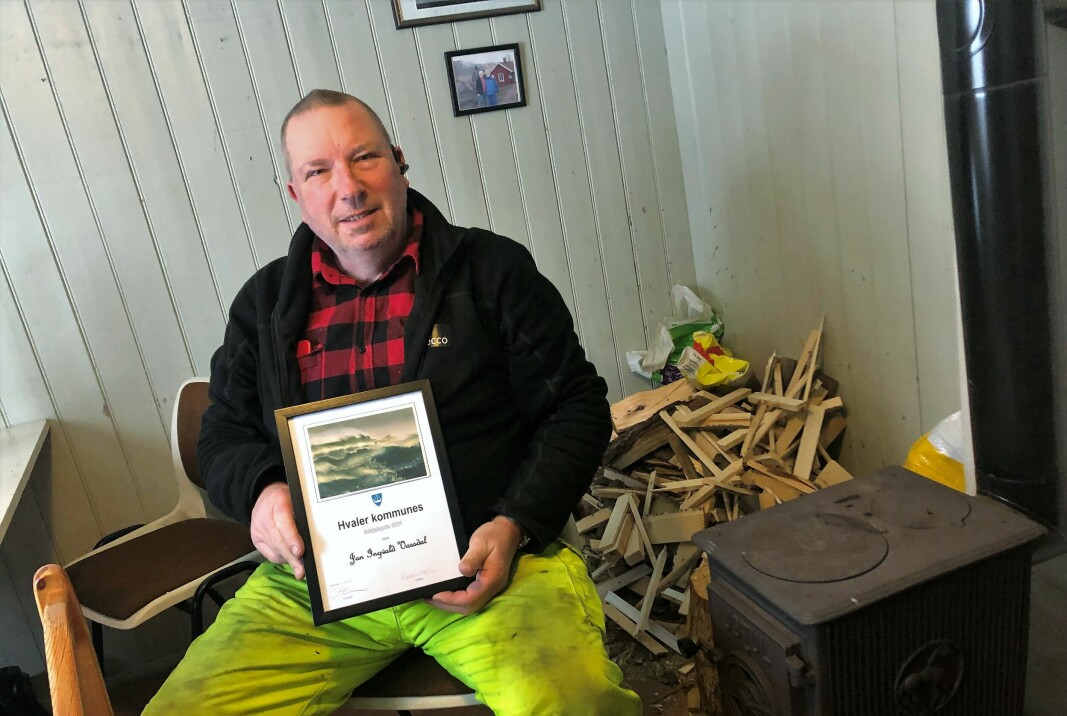 Jan Vassdal ble tildelt Ildsjelprisen av Hvaler kommune i 2021. Her er Jan i spiserommet til de tidligere stenhoggerne i Brottet - en stue han selv har vært med å rehabilitere på dugnad.