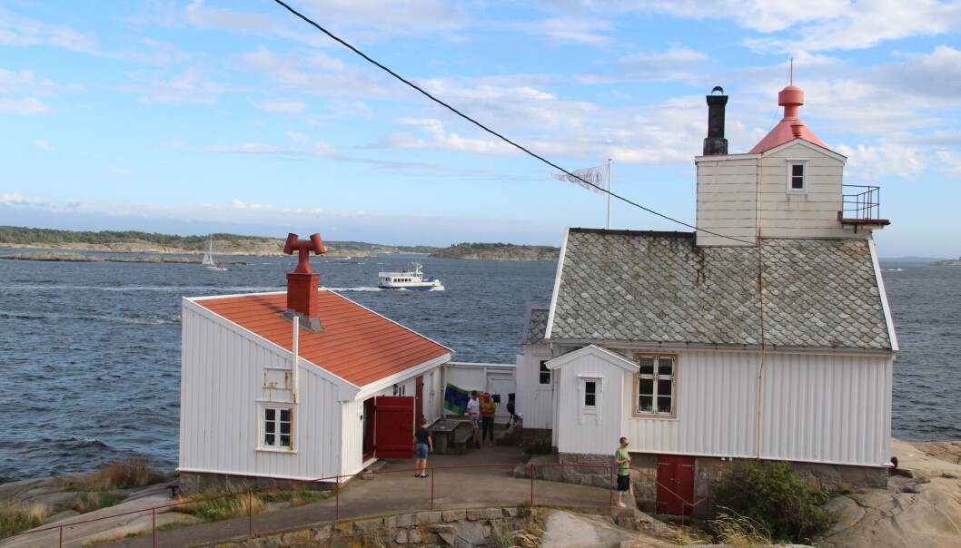 Vakre Homlungen fyr er et populært sted for Hvaler gjester å overnatte. Her har du utsikt til Herføl, Lauer, Tisler og Koster. Vakre Homlungen fyr er et populært sted for Hvaler gjester å overnatte. Her har du utsikt til Herføl, Lauer, Tisler og Koster.