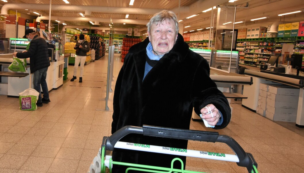 <span class=" font-weight-bold" data-lab-font_weight_desktop="font-weight-bold">Liv Aleksandersen fra Skjærhalden: </span>- Jeg er strålende fornøyd. Det må jeg si. Butikken er lys og trivelig, og vi er heldige som har en så fin butikk her på Skjærhalden. Jeg har alltid vært fornøyd med denne butikken, men nå har den blitt ekstra fin. Jeg bor 300 meter borti gata her, så det er jo naturlig for meg å bruke den. <span class=" font-weight-bold" data-lab-font_weight_desktop="font-weight-bold">Liv Aleksandersen fra Skjærhalden: </span>- Jeg er strålende fornøyd. Det må jeg si. Butikken er lys og trivelig, og vi er heldige som har en så fin butikk her på Skjærhalden. Jeg har alltid vært fornøyd med denne butikken, men nå har den blitt ekstra fin. Jeg bor 300 meter borti gata her, så det er jo naturlig for meg å bruke den.