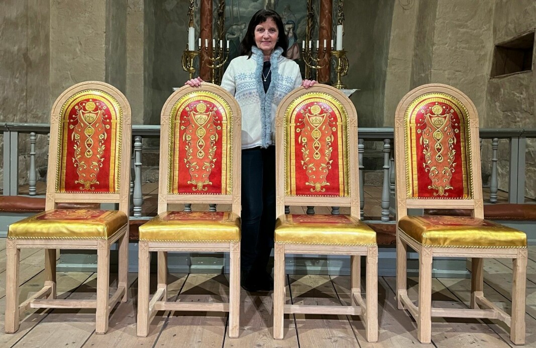 Kunstner Turid Margrethe Alstad Hop med de fire Gyllenlær-stolene hun har designet og utsmykket til Hvaler kirke. Stolene skal kun brukes av brudepar og deres forlovere.