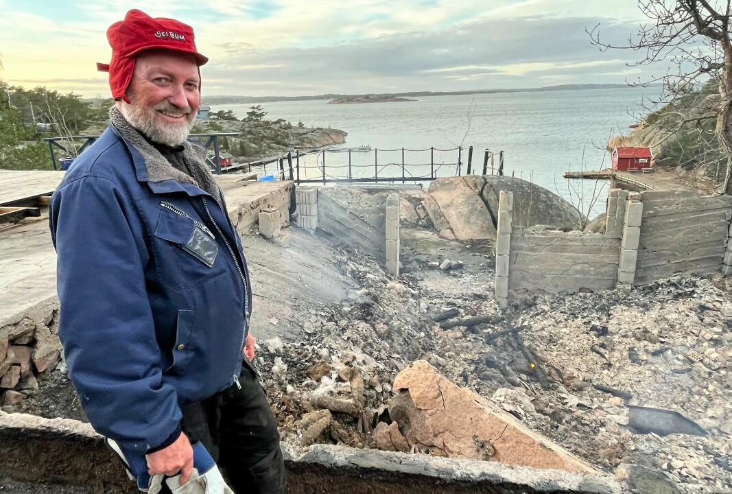 - En spesiell følelse å se sin egen hytte brenne ned, sier Steinar Kolaas. Han er klar for en ny hytteepoke i Pulservika.