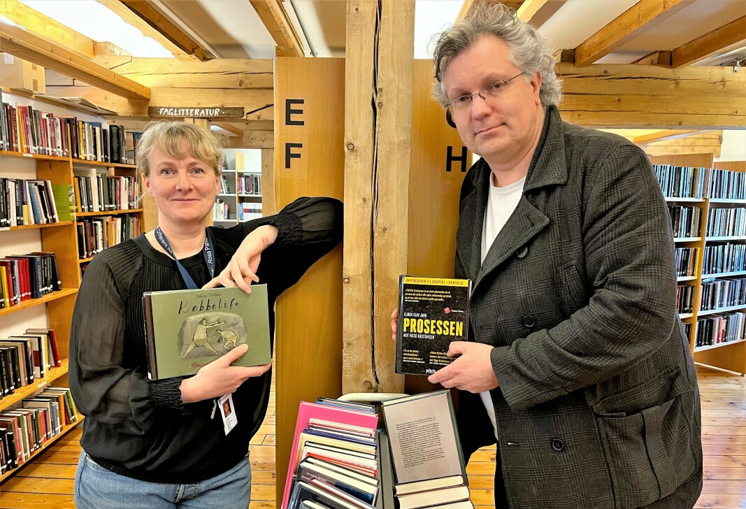 Elisabeth Mysen og Pål-André Haugen opplyser at det skal ryddes i hyllene på Folkebiblioteket på Skjærhalden. Halvparten av bøkene skal ut på sikt. Prosessen er allerede i gang.