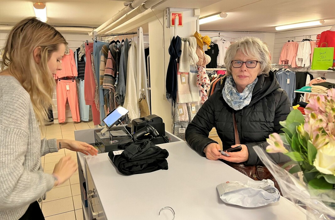 Karin Adolfsen handler hos Torgstua Mote i Strandveien. Hun liker den nye butikken. Her handler hun med Tanja Pettersen, som er datter av innehaver Monica Høglund Pettersen.