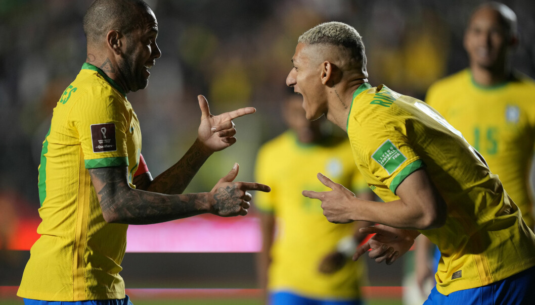 Brasil er tilbake som verdensener i fotball og blant de toppseedede lagene i fredagens VM-trekning. Her feirer Richarlison og Dani Alves scoring mot Bolivia i siste kvalifiseringskamp.