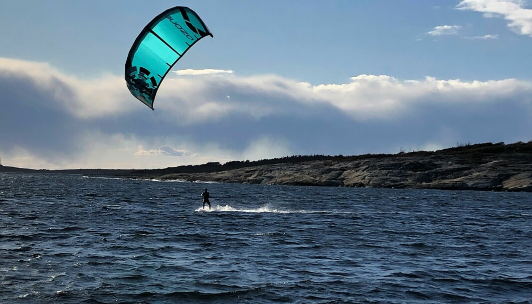 Kiting er en populær aktivitet i Ørekroken. Nå ønsker Hvaler kommune en ny forskrift for adferdsregler som går først og fremst på dette med overnatting i telt og hengekøye, samt bålfyring.