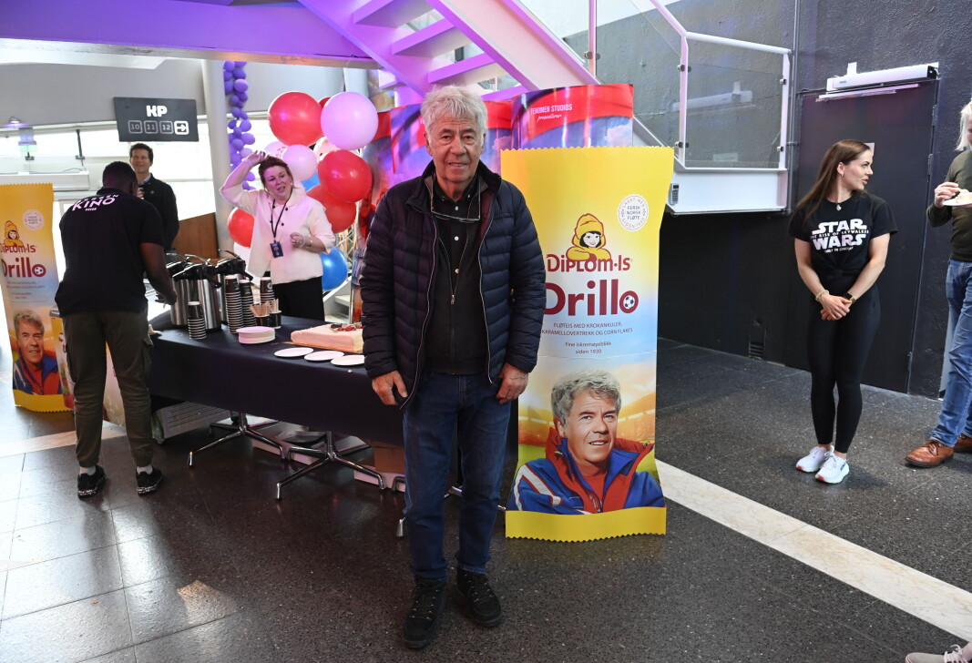 Egil Drillo Olsen poserer foran sin egen is under førpremieren til «Alt for Norge». Egil Drillo Olsen poserer foran sin egen is under førpremieren til «Alt for Norge».