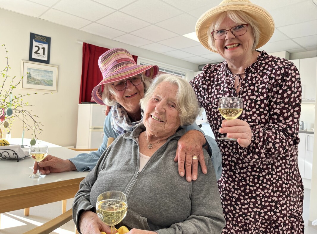 Margareth Frantzen synes det er svært hyggelig når Kirsti Gjulem og Wenche Sture kommer innom med Trivselstralla. - De er så snille mot oss, sier 85-åringen.
