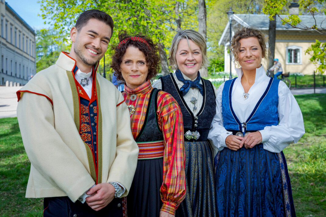 NRKs programledere under 17. mai sendingen 2022. (f.v.) Utegående reporter Matias Alegria, programleder Nadia Hasnaoui, kommentator Ida Kjøstelsen og Lise Finckenhagen.
