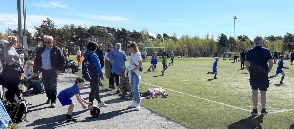 Mye folk samlet seg på stadion.