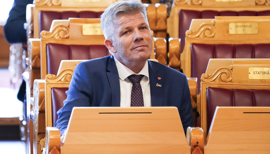 Fiskeri- og havminister Bjørnar Skjæran (Ap) vil gi 10 millioner kroner ekstra til forskning på fisk og havvind i revidert nasjonalbudsjett. Fiskeri- og havminister Bjørnar Skjæran (Ap) vil gi 10 millioner kroner ekstra til forskning på fisk og havvind i revidert nasjonalbudsjett.