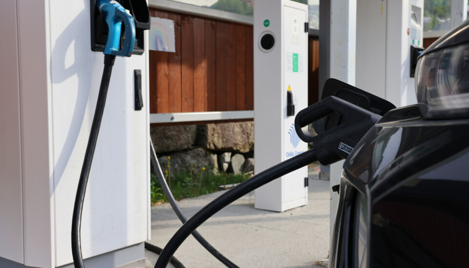 Fra neste år vil regjeringen fjerne momsfritaket på de dyreste elbilene.