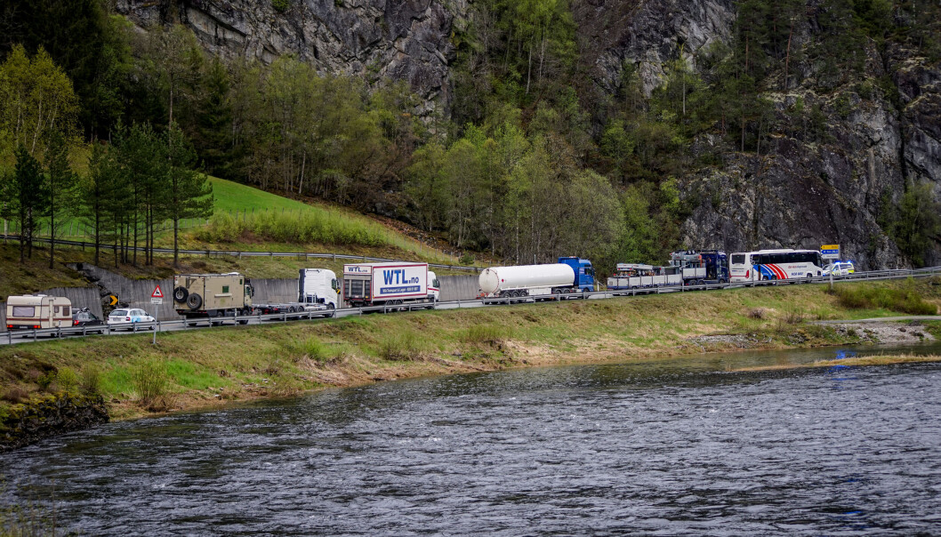 Veien ble stengt etter ulykken på E16 ved Seimsvatnet på Voss. Veien ble stengt etter ulykken på E16 ved Seimsvatnet på Voss.