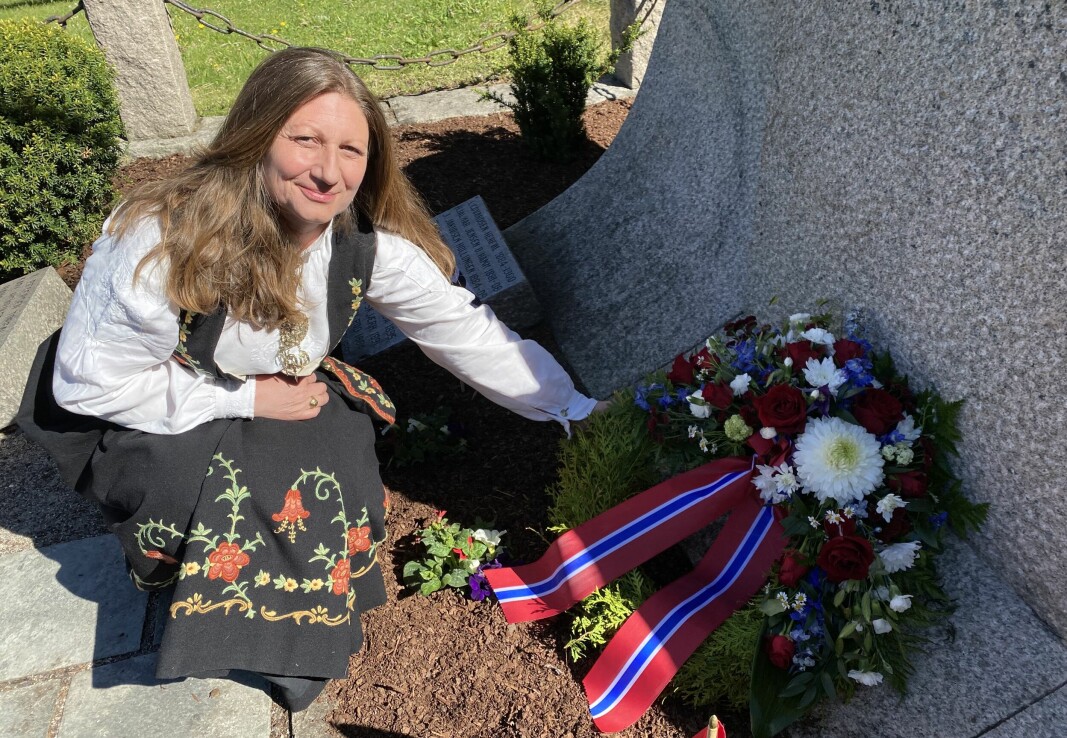 Elisabeth Tøtte Hansen la ned krans på minnemonumentet over sjøfarere på Hvaler kirke.