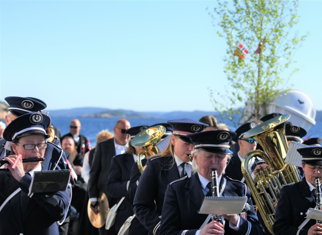 Hvaler Musikkforening in action på fergen. Hvaler Musikkforening in action på fergen.