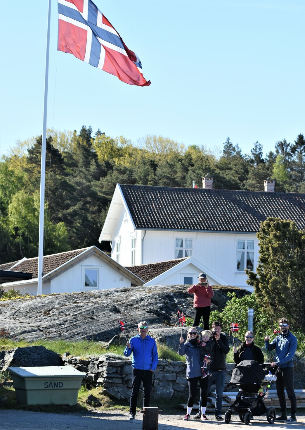 Gratulerer med dagen fra Gravningsund. Gratulerer med dagen fra Gravningsund.