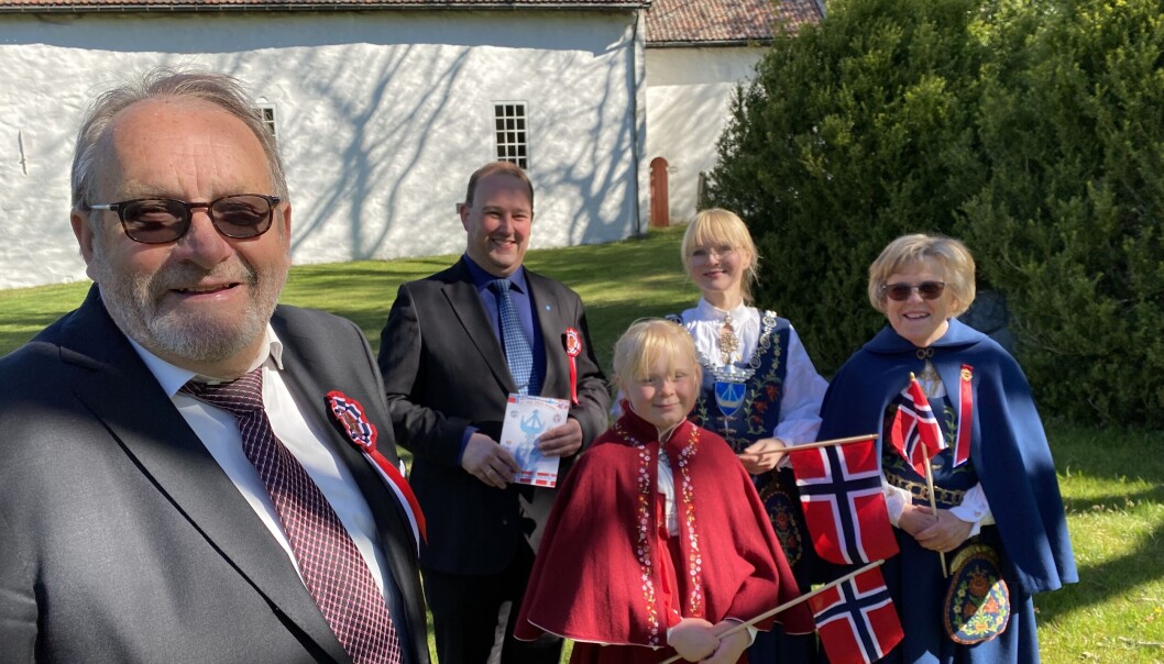 Wiggo Sørlien ledet 17. maikomiteen på Hvaler i år. Her er han sammen med Thomas Olsen (kultursjef), Alva Vauger (datter til ordføreren), Mona Vauger (ordfører) og Lisbeth Magnussen (leder i Hvaler Sanitetsforening), som også har vært med i 17. mai-komiteen. Wiggo Sørlien ledet 17. maikomiteen på Hvaler i år. Her er han sammen med Thomas Olsen (kultursjef), Alva Vauger (datter til ordføreren), Mona Vauger (ordfører) og Lisbeth Magnussen (leder i Hvaler Sanitetsforening), som også har vært med i 17. mai-komiteen.