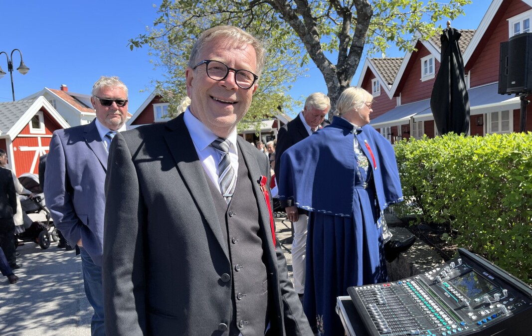 Harald Nordvik, Hvaler kommunes lydekspert, hadde en travel dag på jobben. Her er han ferdig rigget på Skjærhalden torg, før turen gikk videre til Hvaler barne- og ungdomsskole Harald Nordvik, Hvaler kommunes lydekspert, hadde en travel dag på jobben. Her er han ferdig rigget på Skjærhalden torg, før turen gikk videre til Hvaler barne- og ungdomsskole