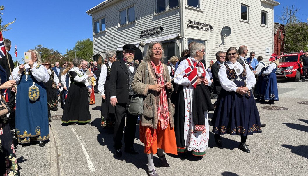 Uvisst hvilket trinn, men smil og sang bidro de med Uvisst hvilket trinn, men smil og sang bidro de med