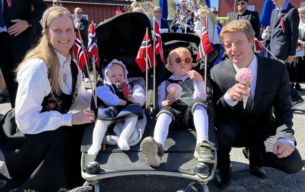 Godt med is i sommervarmen, mente familien Hansen Blomquist. Her ser vi mor Kirsti, Amanda, Theodor og Lars Erik.