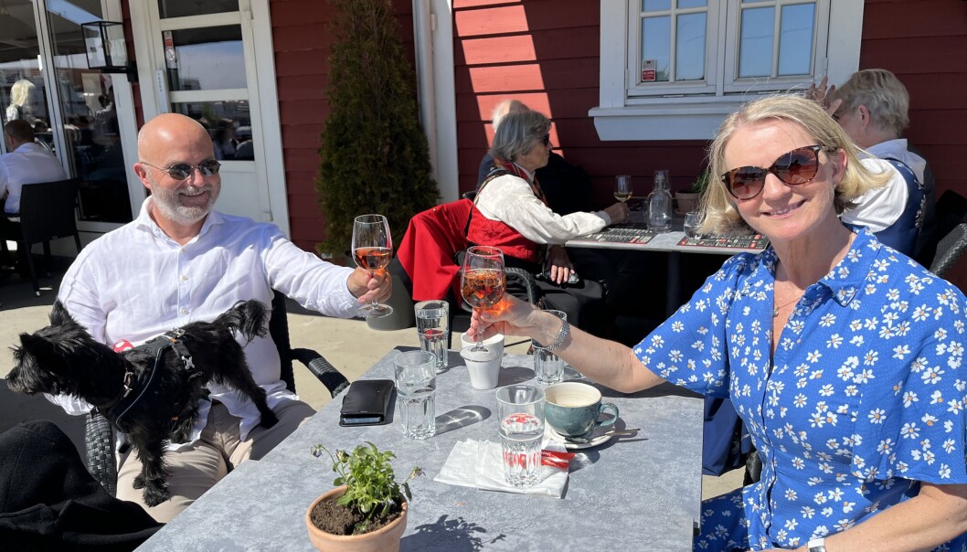 Det er lov å kose seg når man er på hytta i Kjølholtåsen 17.mai. Her fikk vi et blinkskudd med Gyrild Tøn og Sjur Opland, som har hytte i Kjølholtåsen. - Det er andre gang vi feirer 17. mai her på Hvaler. Alltid sol, sier de to fornøyd, og skåler i en rosa herlighet. Det er lov å kose seg når man er på hytta i Kjølholtåsen 17.mai. Her fikk vi et blinkskudd med Gyrild Tøn og Sjur Opland, som har hytte i Kjølholtåsen. - Det er andre gang vi feirer 17. mai her på Hvaler. Alltid sol, sier de to fornøyd, og skåler i en rosa herlighet.