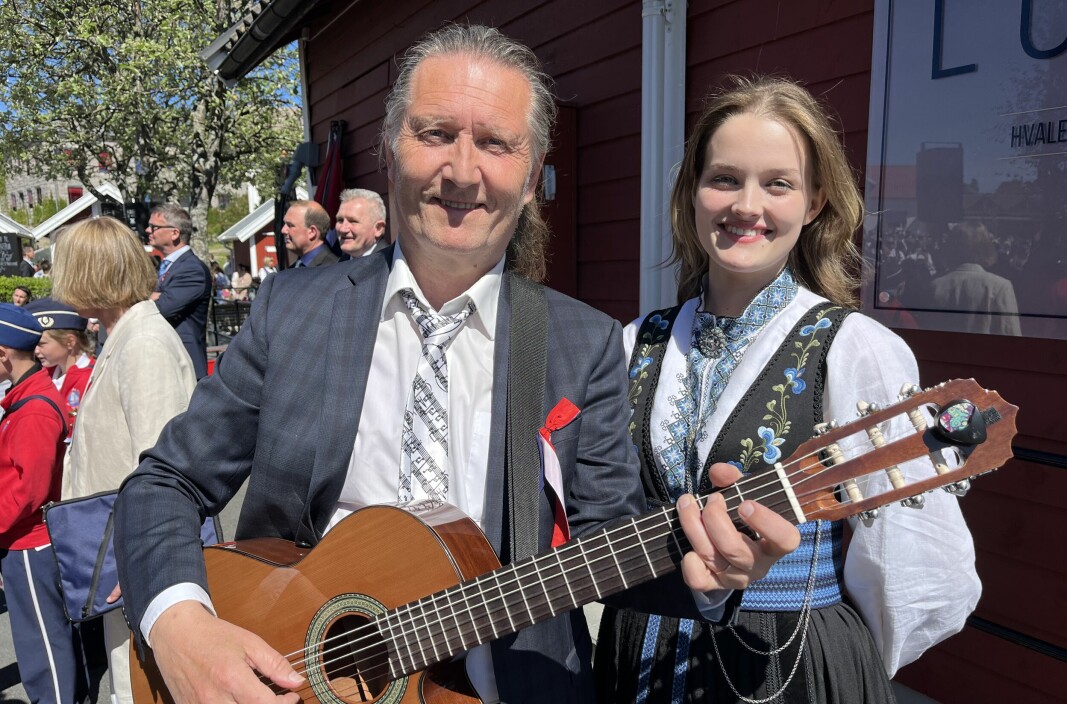 Akkompagnert av Magne Kaspersen, fremførte Tomine Hanes Krossby Hvalersangen foran et fullsatt torg på Skjærhalden.