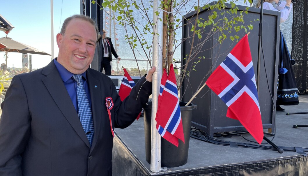 Kultursjefen var heller ikke arbeidsledig 17. mai. Her kan en fornøyd Thomas Holmen Olsen konstatere at han er imponert over det som ble levert fra scenen på Skjærhalden torg. Kultursjefen var heller ikke arbeidsledig 17. mai. Her kan en fornøyd Thomas Holmen Olsen konstatere at han er imponert over det som ble levert fra scenen på Skjærhalden torg.